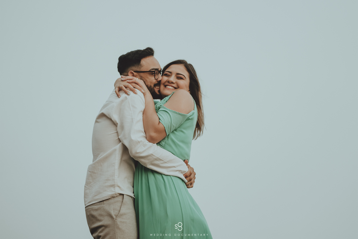 Fotografia real de casal em ensaio pré casamento no pico do olho d'agua em Mairiporã no amanhecer