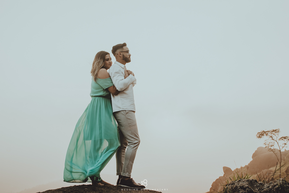 Modelo de vestido pré wedding para fotografia no pico do olho d'agua em Mairiporã no amanhecer