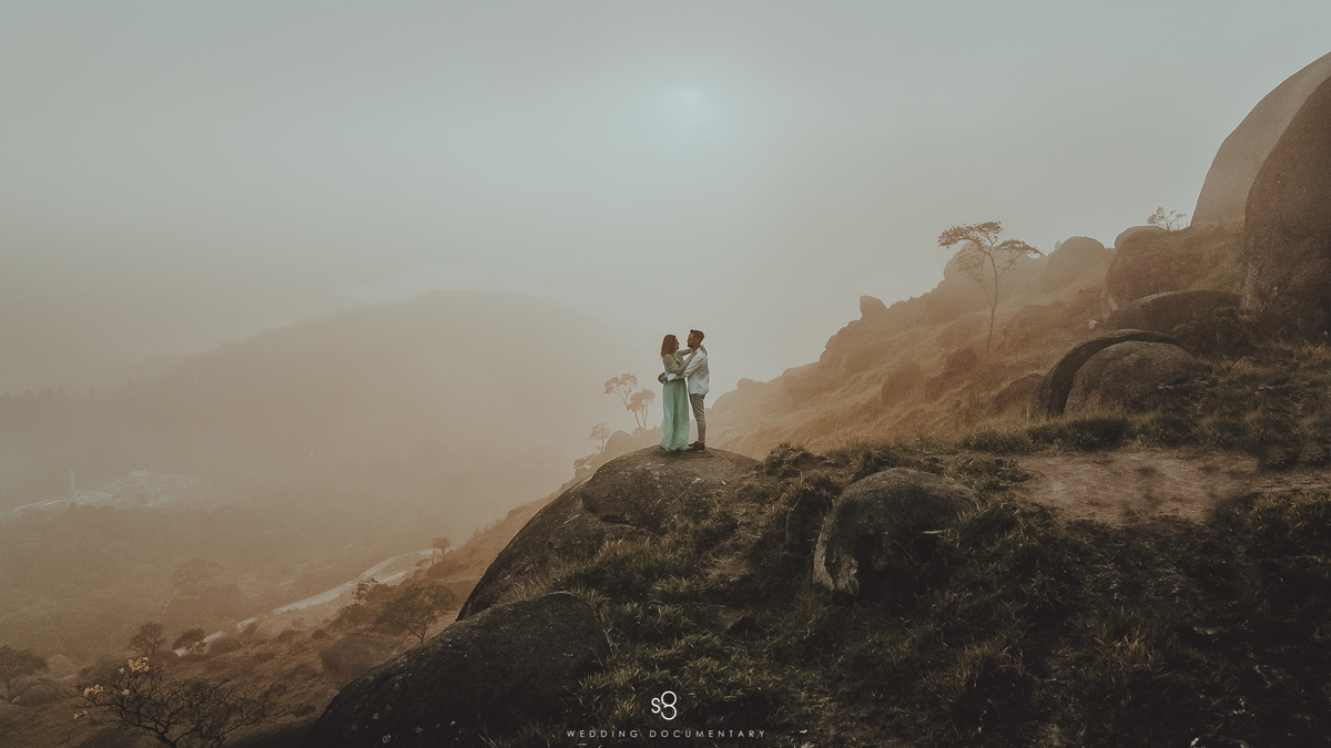 Fotografia com drone de ensaio pré casamento no pico do olho d'agua em Mairiporã no amanhecer