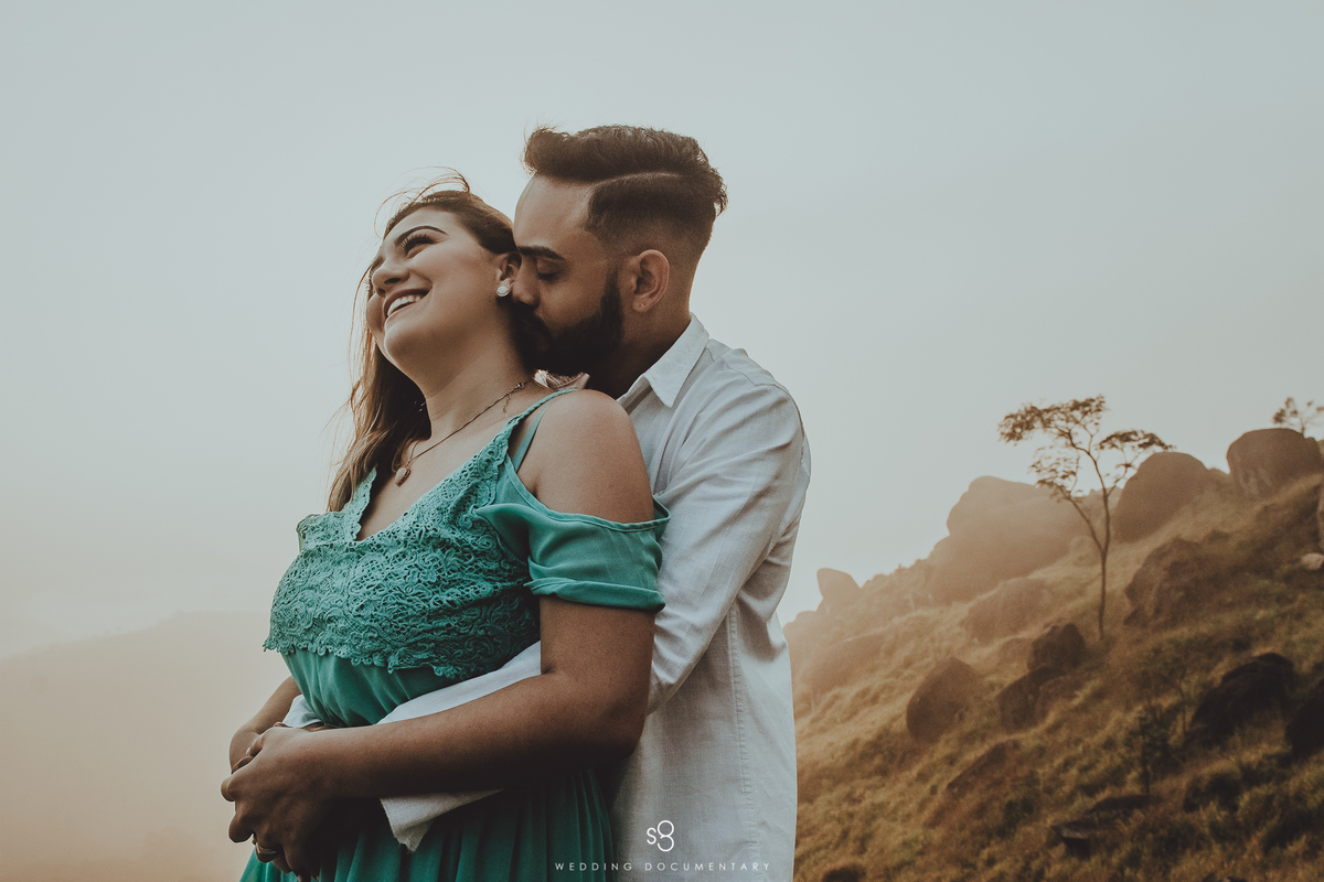 Fotografia de casal abraçado para fotos de ensaio pré wedding no pico do olho d'agua em Mairiporã no amanhecer