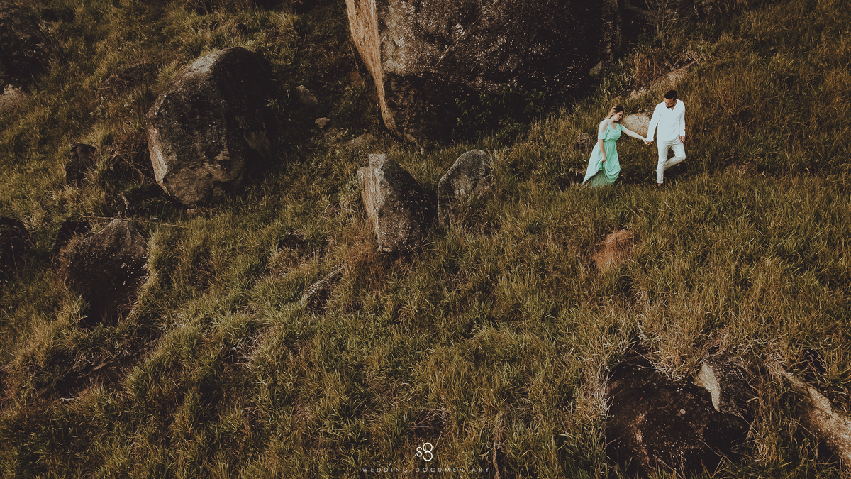 fotografia de casal caminhando no pico do olho d'agua em Mairiporã no amanhecer para ensaio pré casamento