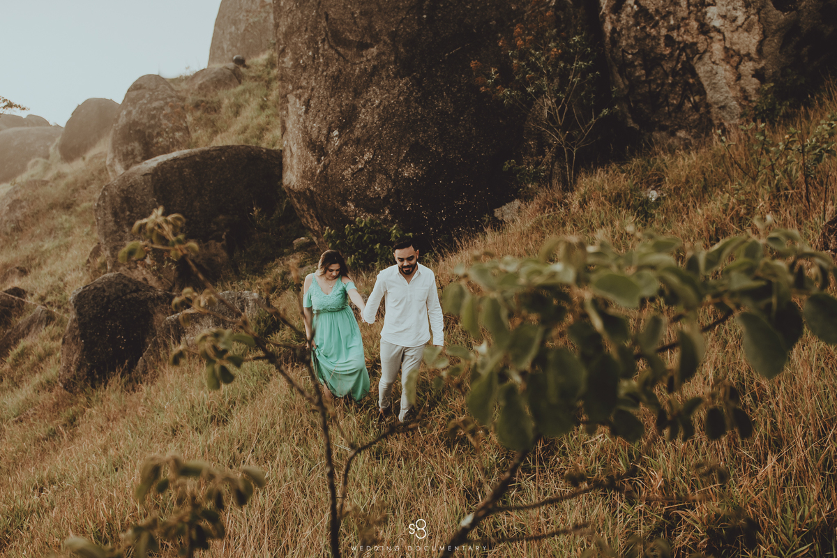 Fotografia de ensaio pré casamento com a noiva de vestido verde no pico do olho d'agua em Mairiporã no amanhecer