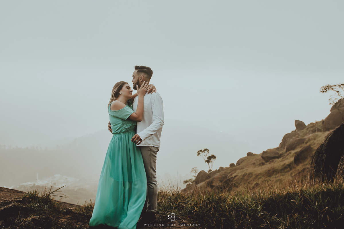 Fotografia linda para ensaio pré casamento no pico do olho d'agua em Mairiporã no amanhecer