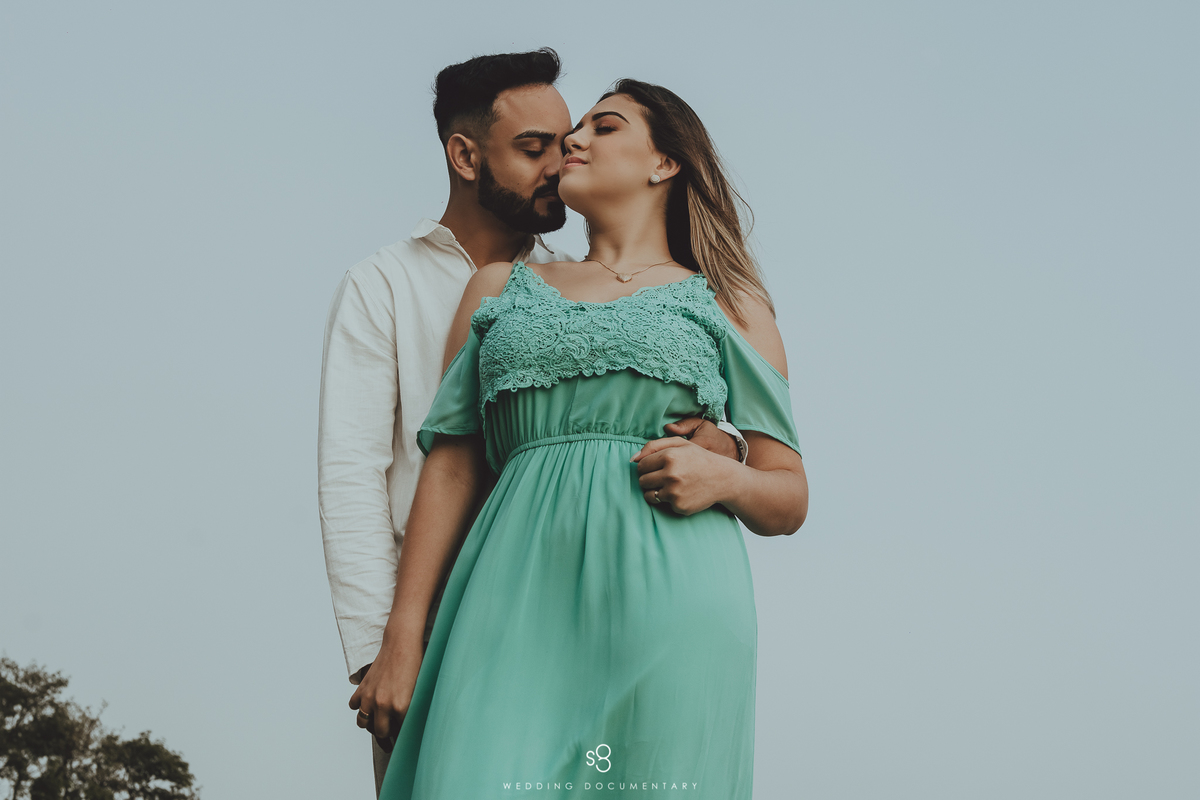 Casal de noivos fotografados para ensaio pré casamento no pico do olho d'agua em Mairiporã no amanhecer