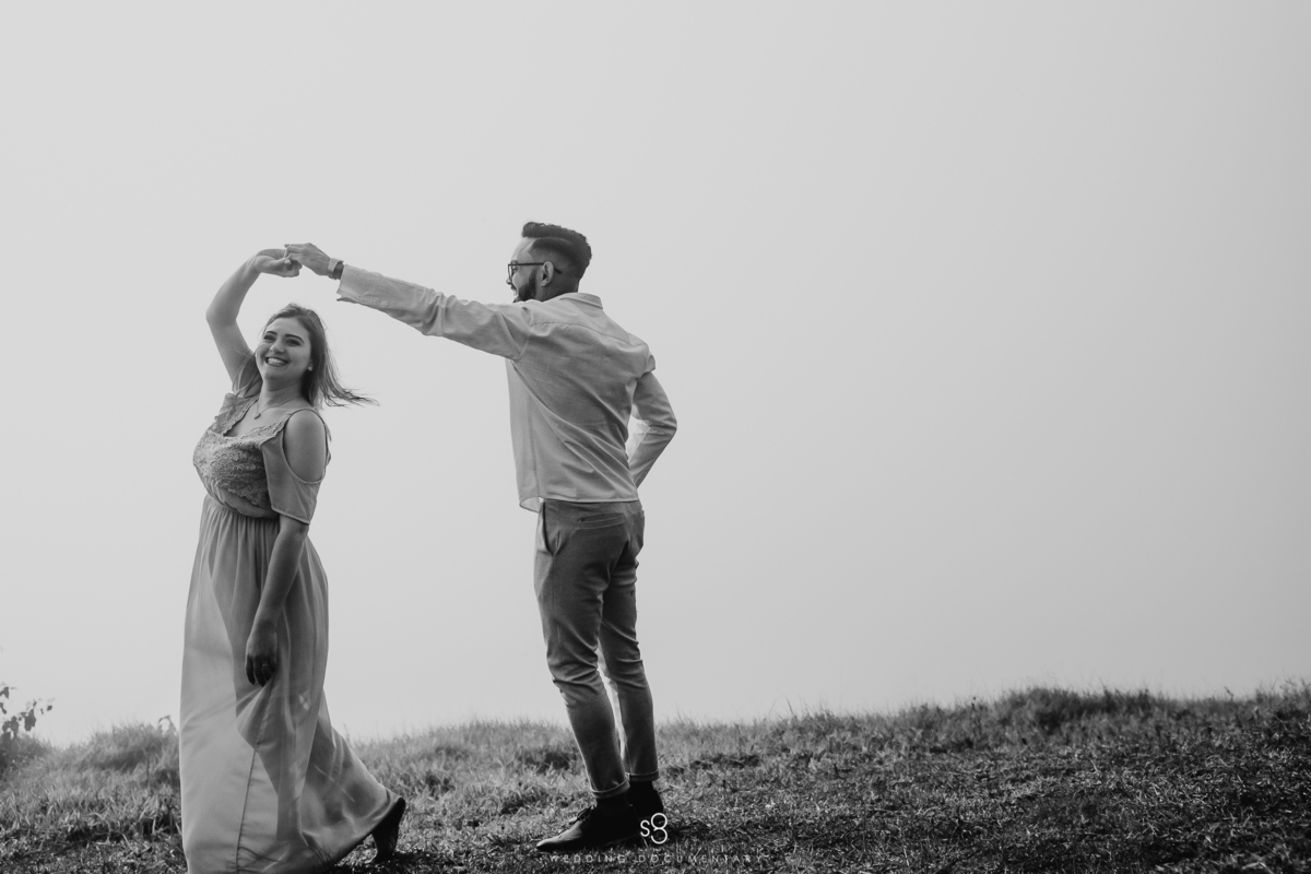 casal dançando em ensaio pré wedding no pico do olho d'agua em Mairiporã no amanhecer