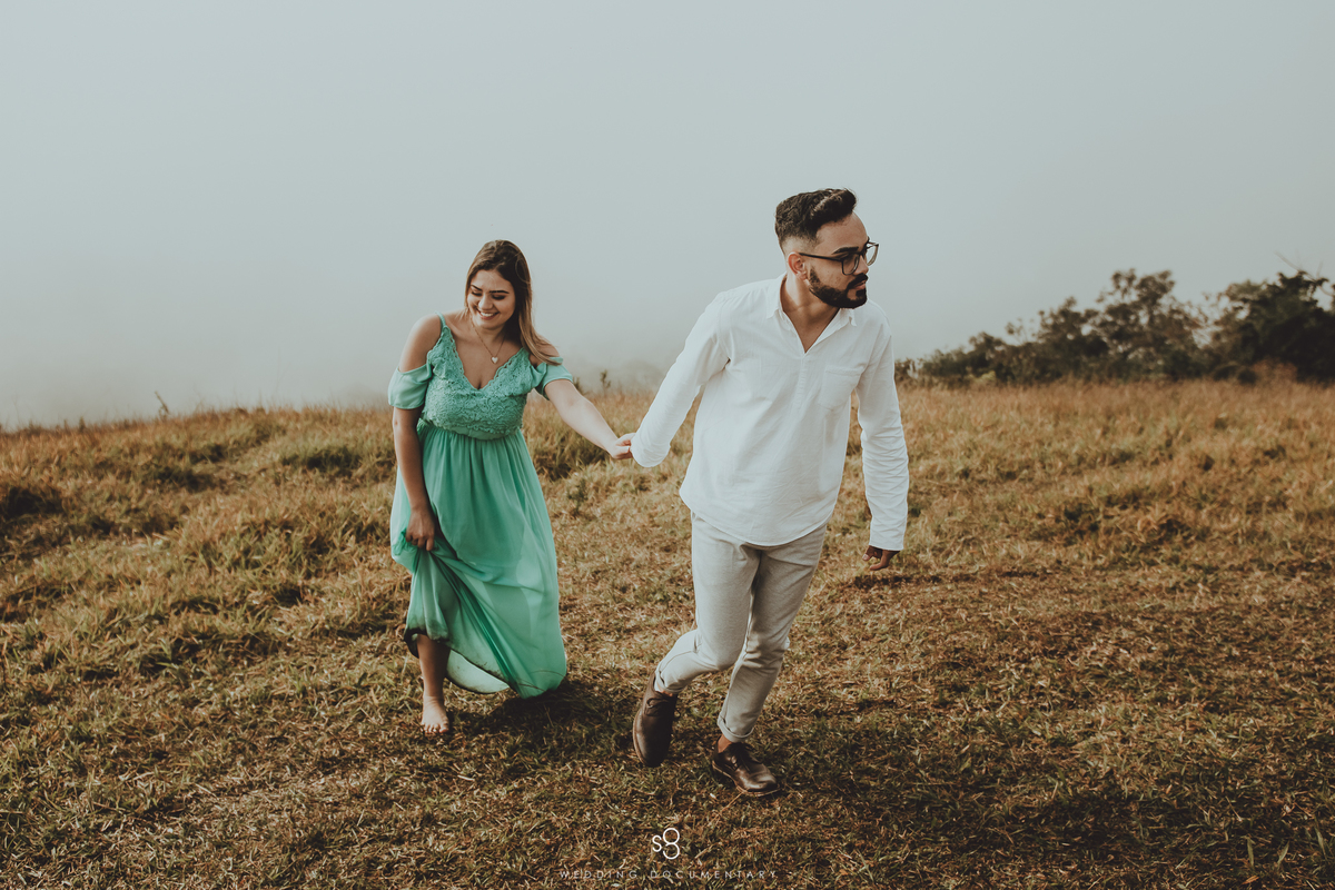 Fotografia de casal para ensaio pré casamento no pico do olho d'agua em Mairiporã no amanhecer