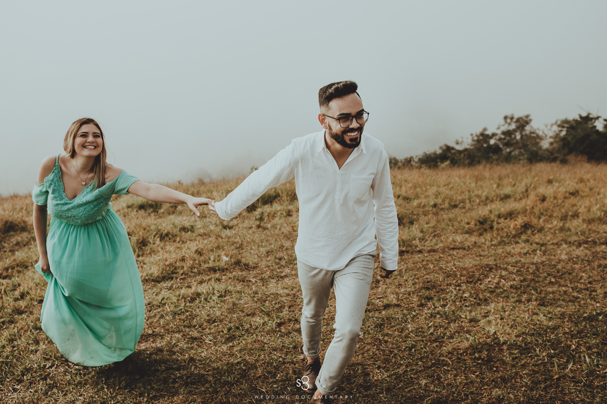 Casal se divertindo em ensaio pré casamento no pico do olho d'agua em Mairiporã no amanhecer