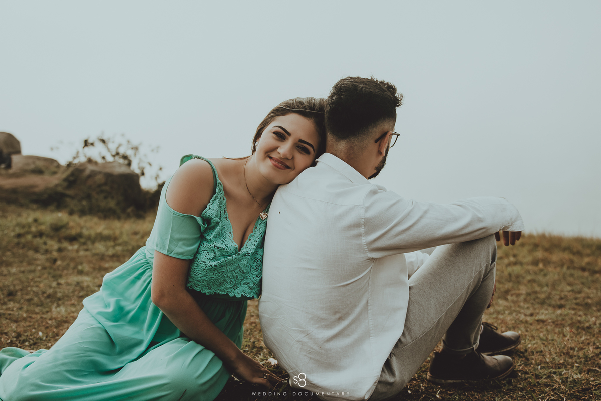 Casal curtindo o ensaio pré casamento no pico do olho d'agua em Mairiporã no amanhecer
