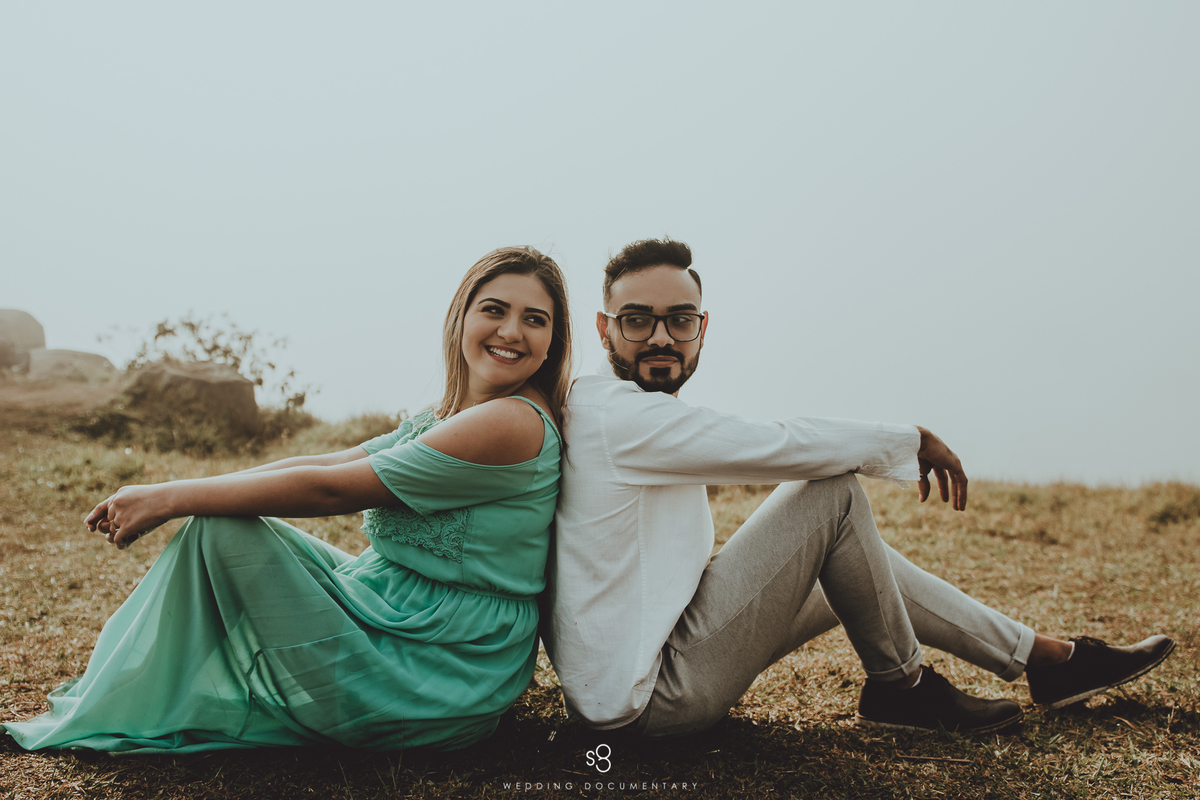 Casal sentado para fotografia de ensaio pré wedding no pico do olho d'agua em Mairiporã no amanhecer