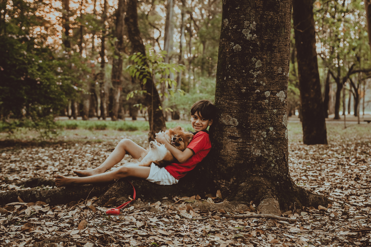 Fotografia de criança com cachorro no parque Ibirapuera em São Paulo