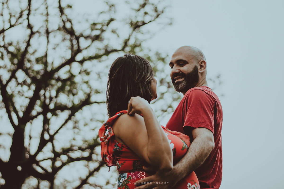 Pose diferente para fotografia de gestante em São Paulo Parque Ibirapuera