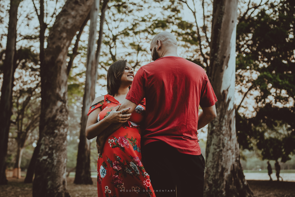 Fotografia criativa e espontânea de grávida com marido em São Paulo