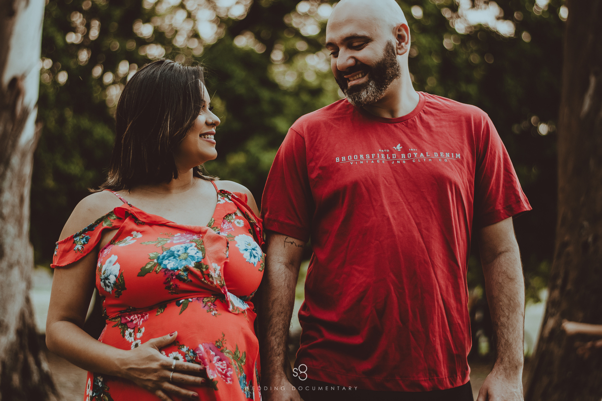 Fotografia de gestante com vestido vermelho em ensaio no Parque Ibirapuera