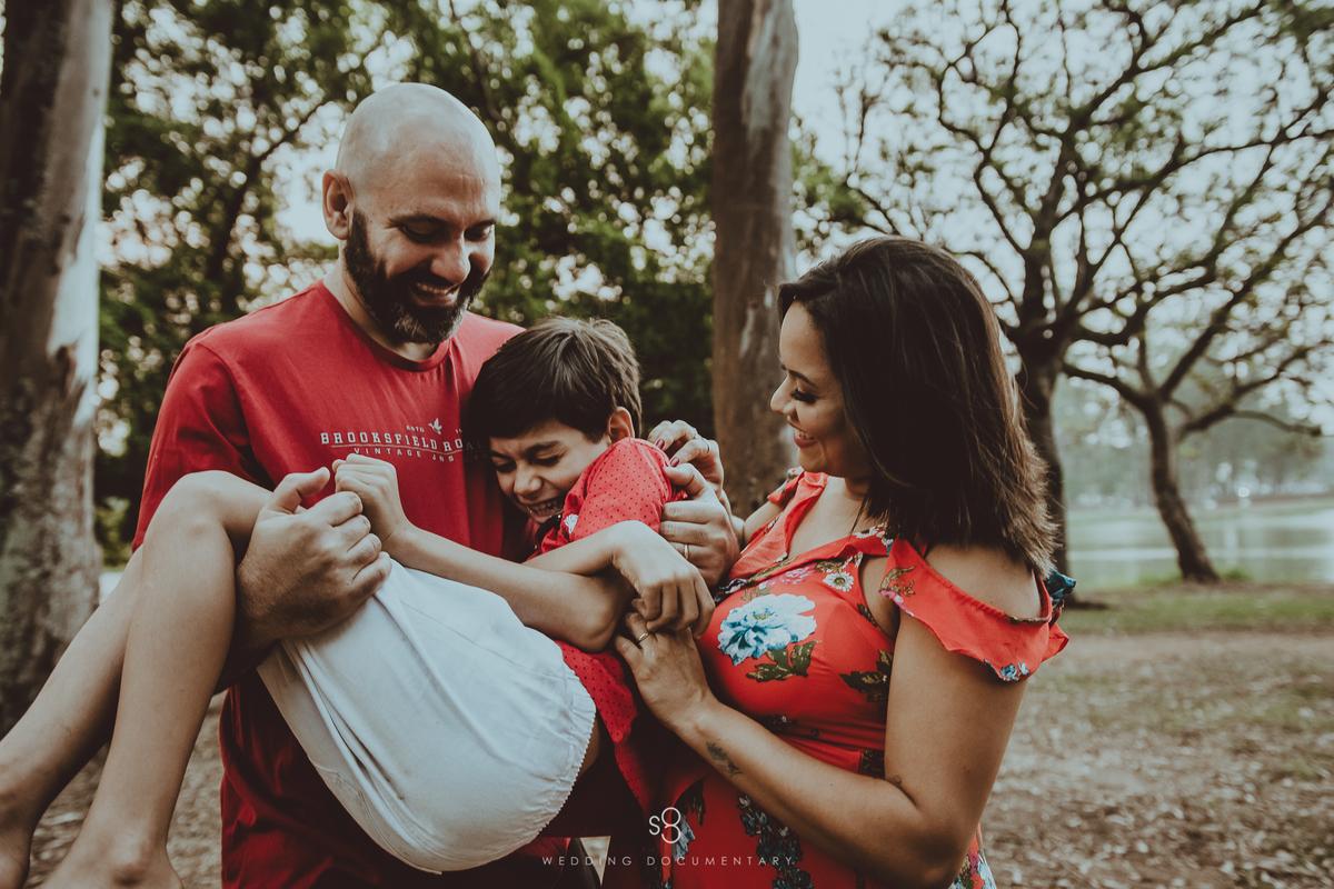 Fotografia de ensaio de família com criança grande no Parque