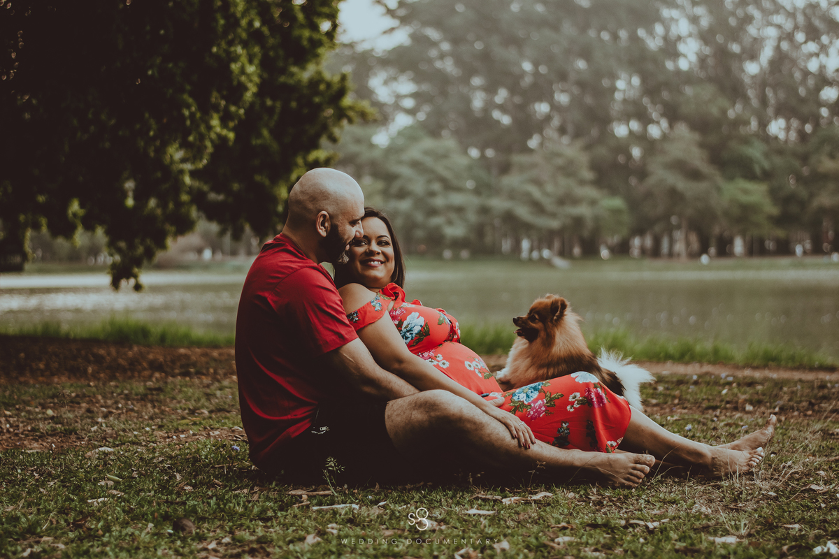 fotografia de gestante com vestido vermelho no parque ibirapuera