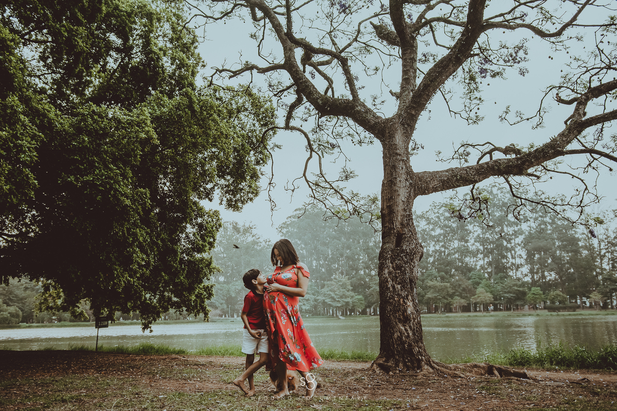 Fotografia de mãe e filho em ensaio fotográfico no Parque Ibirapuera