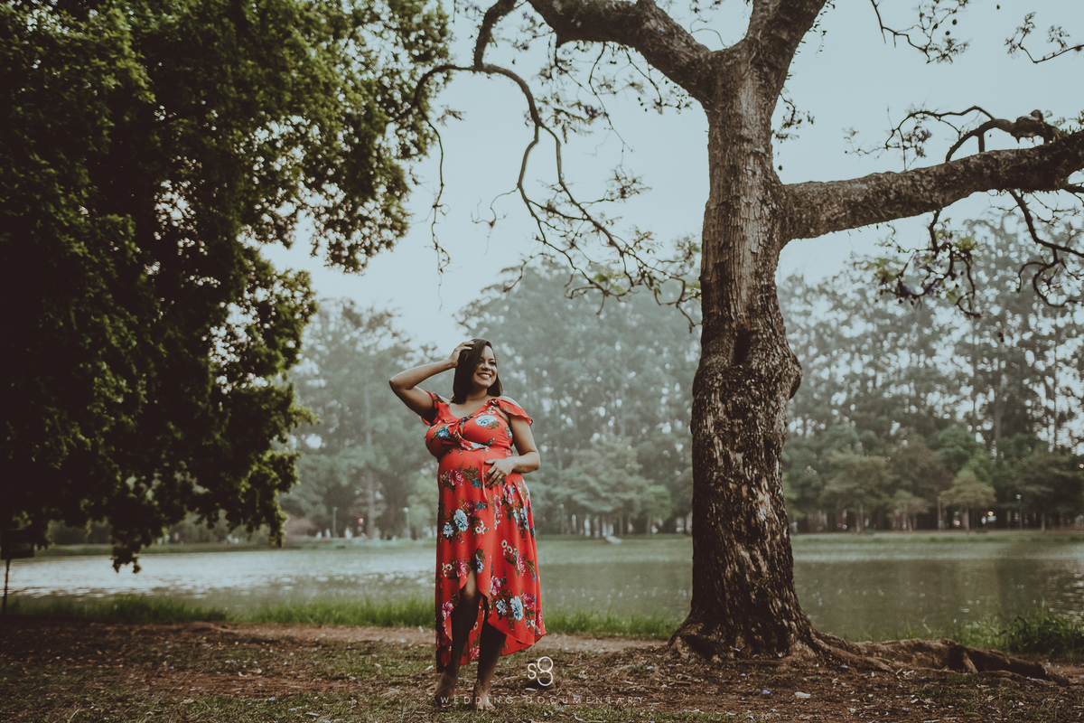 Fotografia de gestante com vestido cobrindo a barriga no Parque Ibirapuera em SP