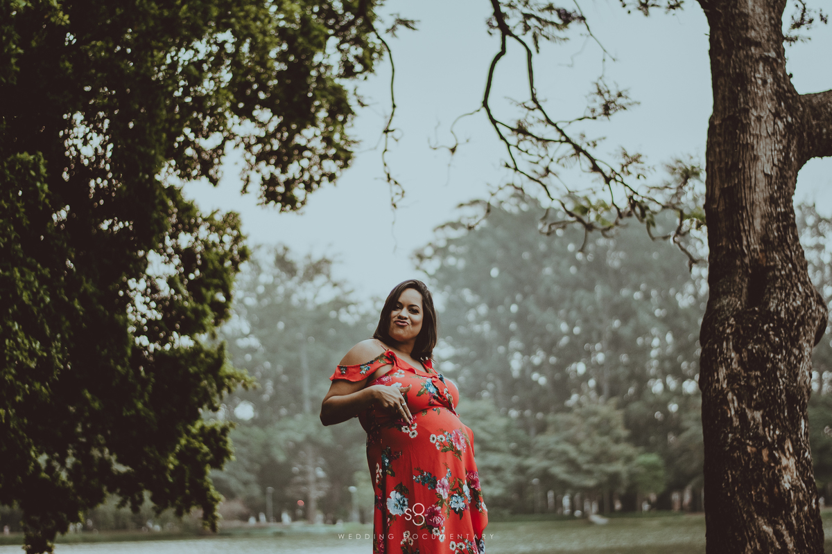Fotografia de gestante com vestido florido no parque Ibirapuera