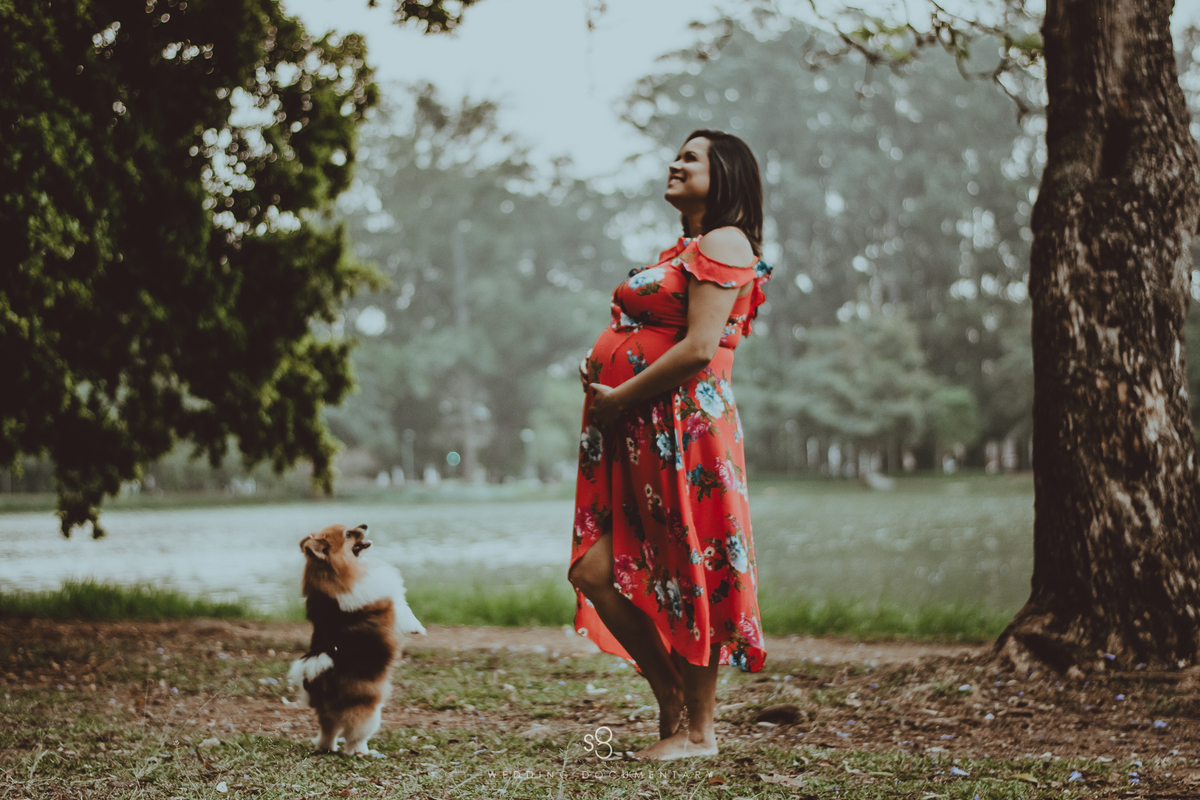 Fotografia com cachorro em ensaio de gestante no Parque Ibirapuera