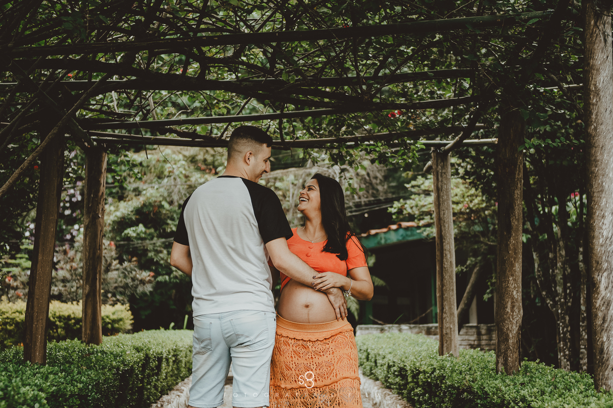 Fotografia de casal no Parque do carmo para ensaio gestante