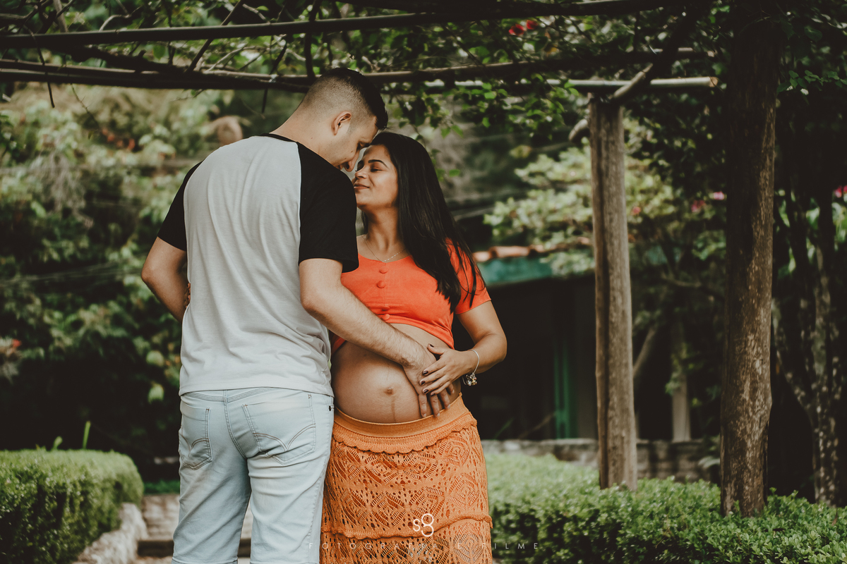 Pose diferente de casal no ensaio de gestante externo no Parque do Carmo zona leste