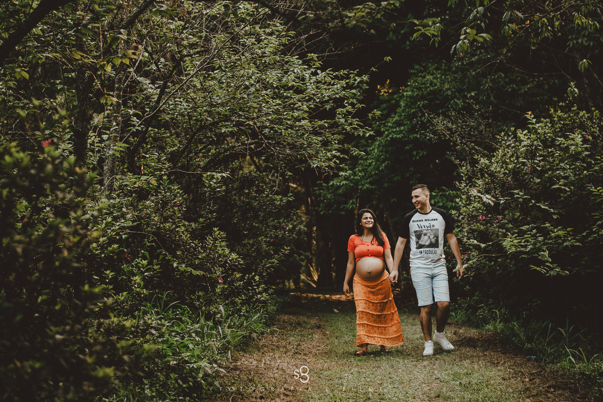 Fotografia de gestante caminhando no parque do carmo zona leste de são paulo
