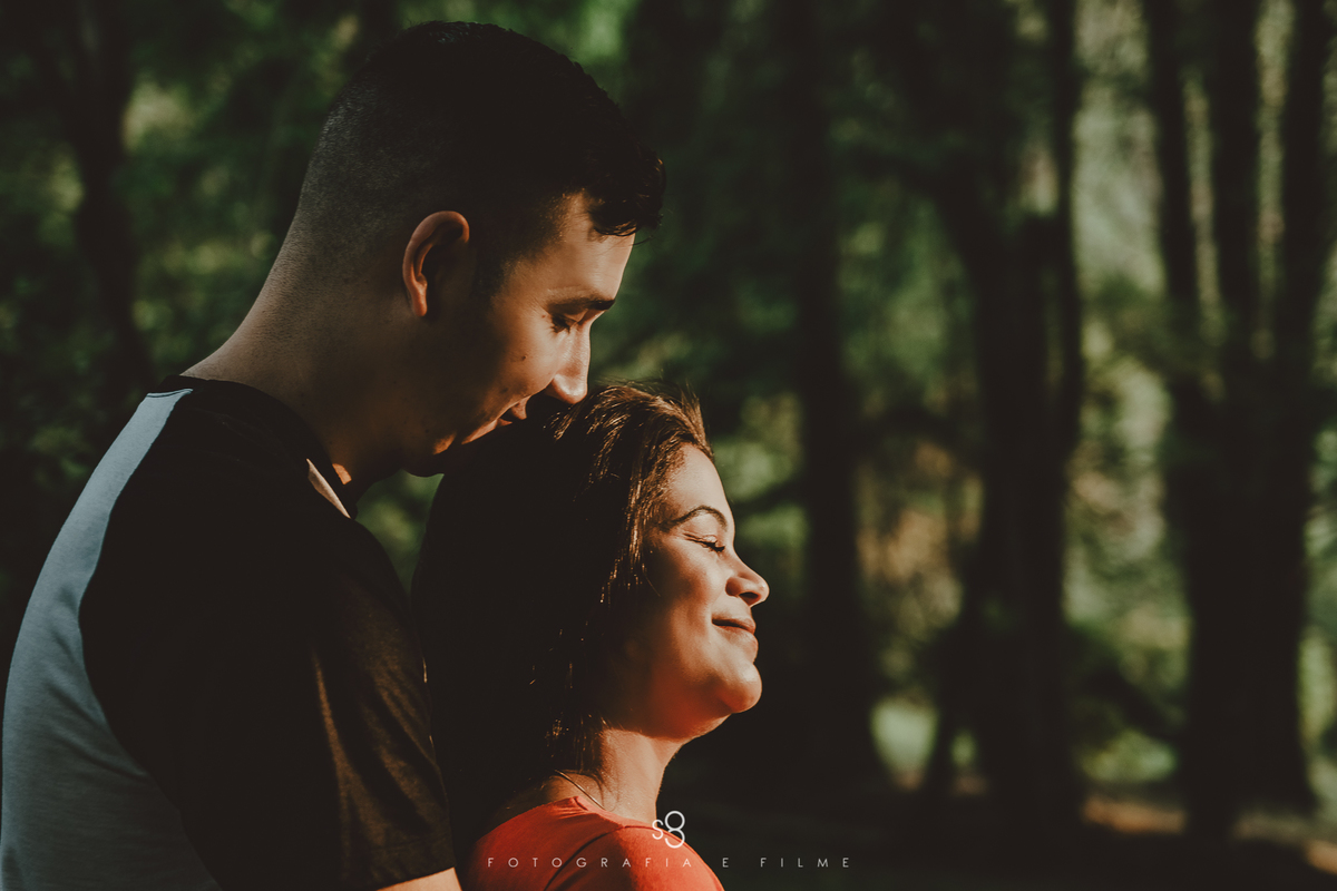 Fotografia de gestante no pôr do sol no Parque do Carmo zona leste de são paulo