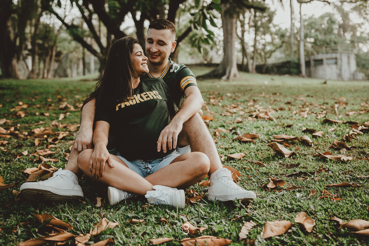 Fotografia de ensaio de gestante futebol americano no parque do carmo de são paulo