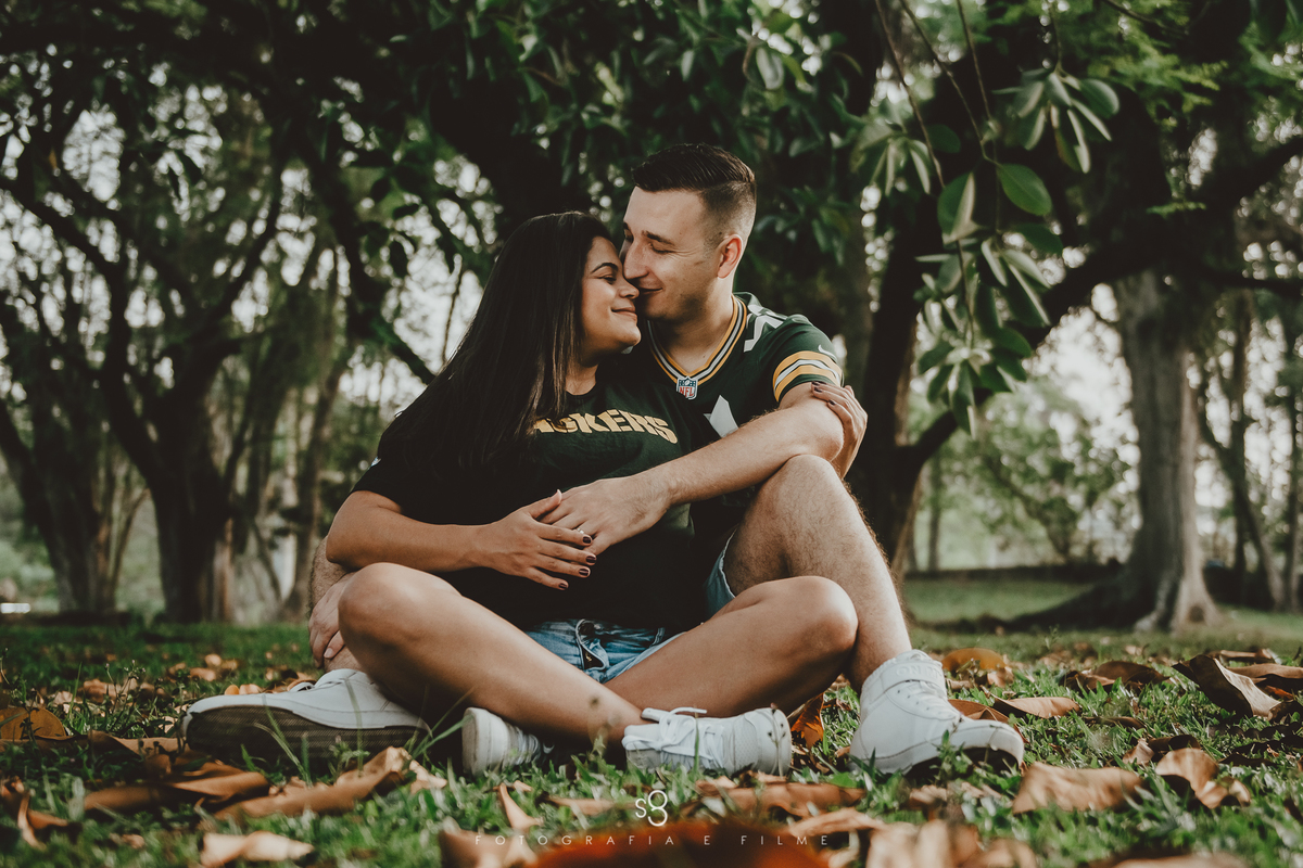 Fotografia de gestante com roupas de futebol americano no parque do carmo de são paulo na zona leste
