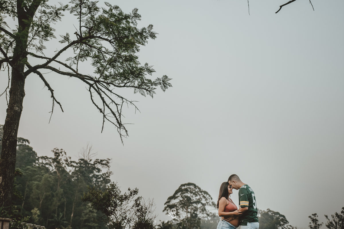 Fotografia diferente e criativa de gestante no parque do carmo na zona leste de são paulo