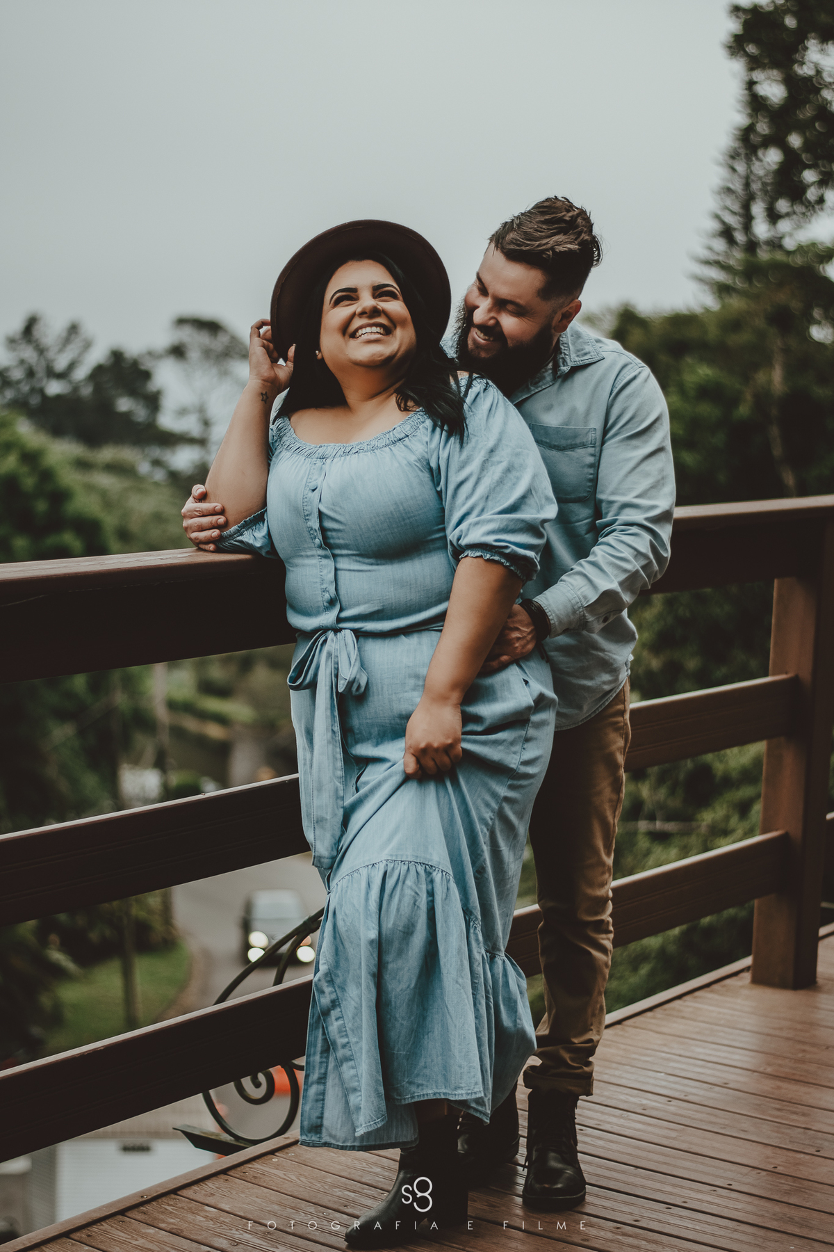 Fotografia de casal com roupa jenas em ensaio pré casamento no Deck Steak House Mairiporã
