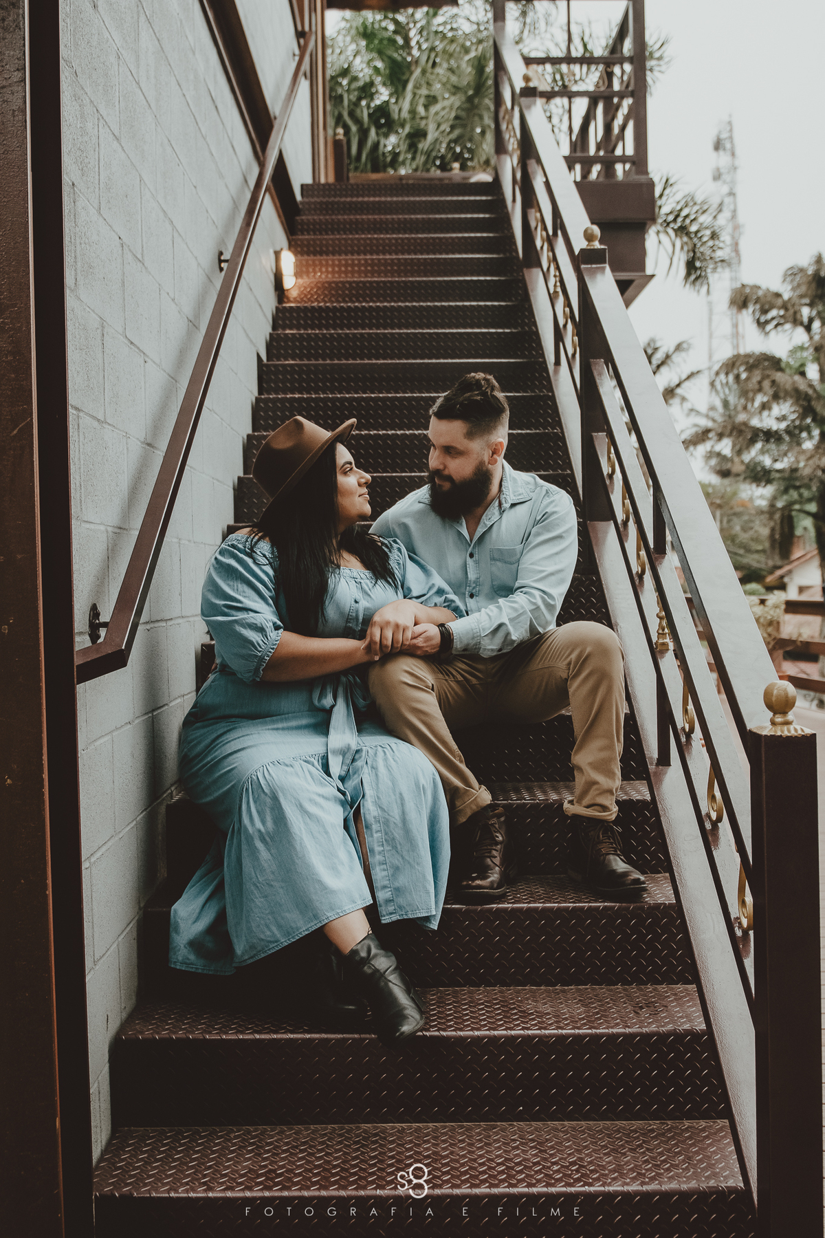 Fotografia de ensaio pré casamento na escada do  Deck Steak House Mairiporã