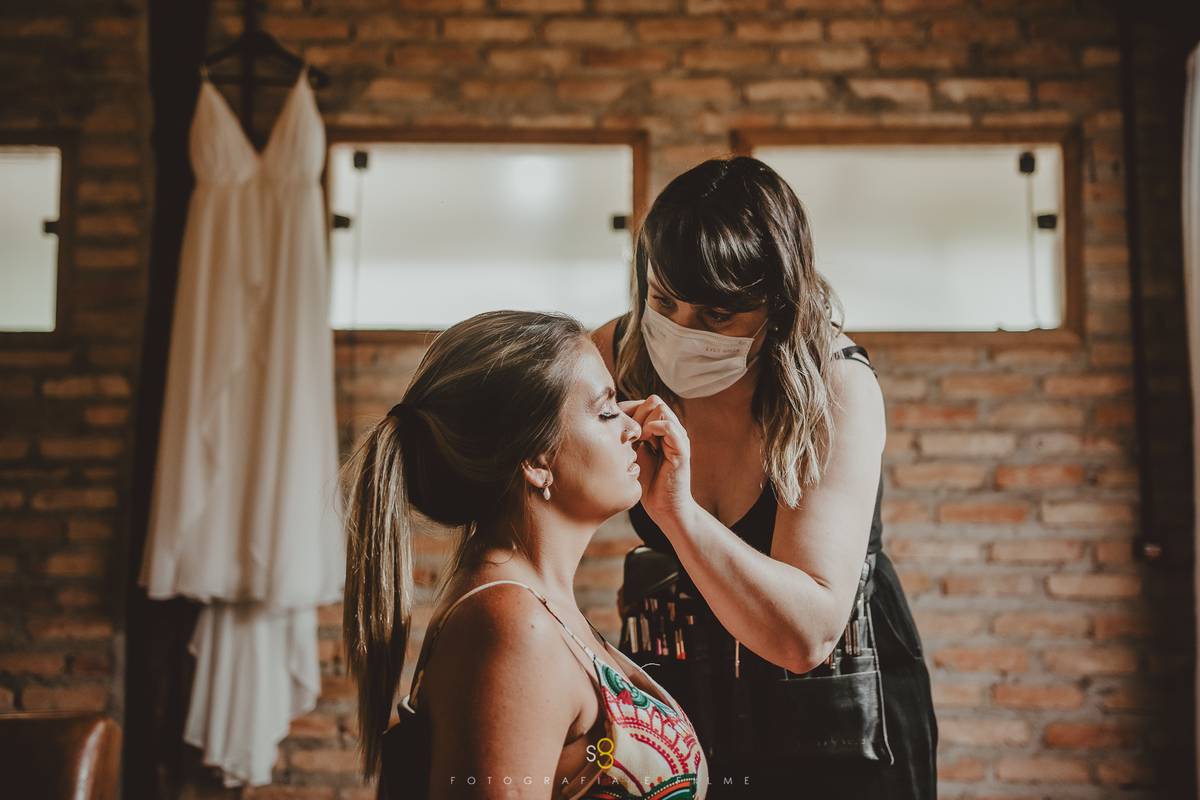 noiva em elopment wedding se maquiando para cerimonia de dia