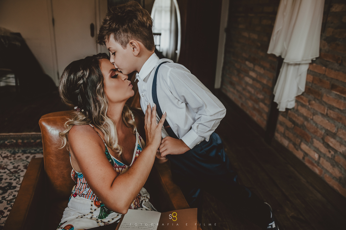 fotografia de mãe e filho no making of de elopment wedding 