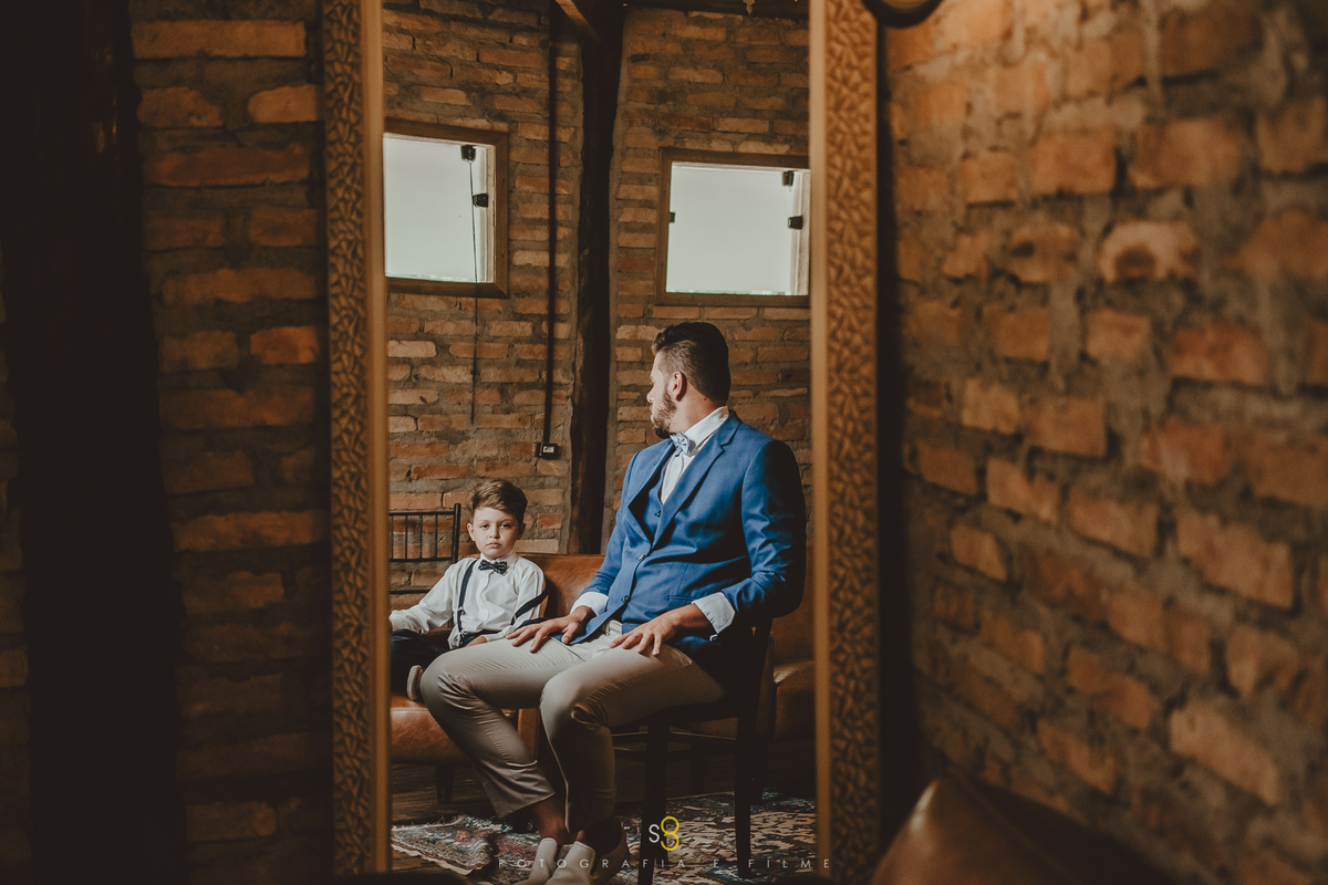 fotografia de pai e filho no making of no Casarão la Villa em elopment wedding 