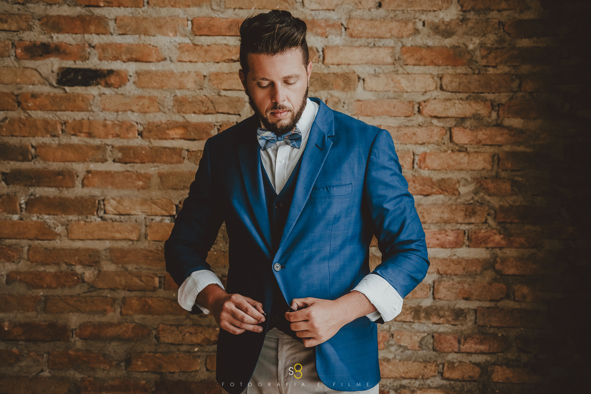 Fotografia de noivo se arrumando no making of do elopment wedding 