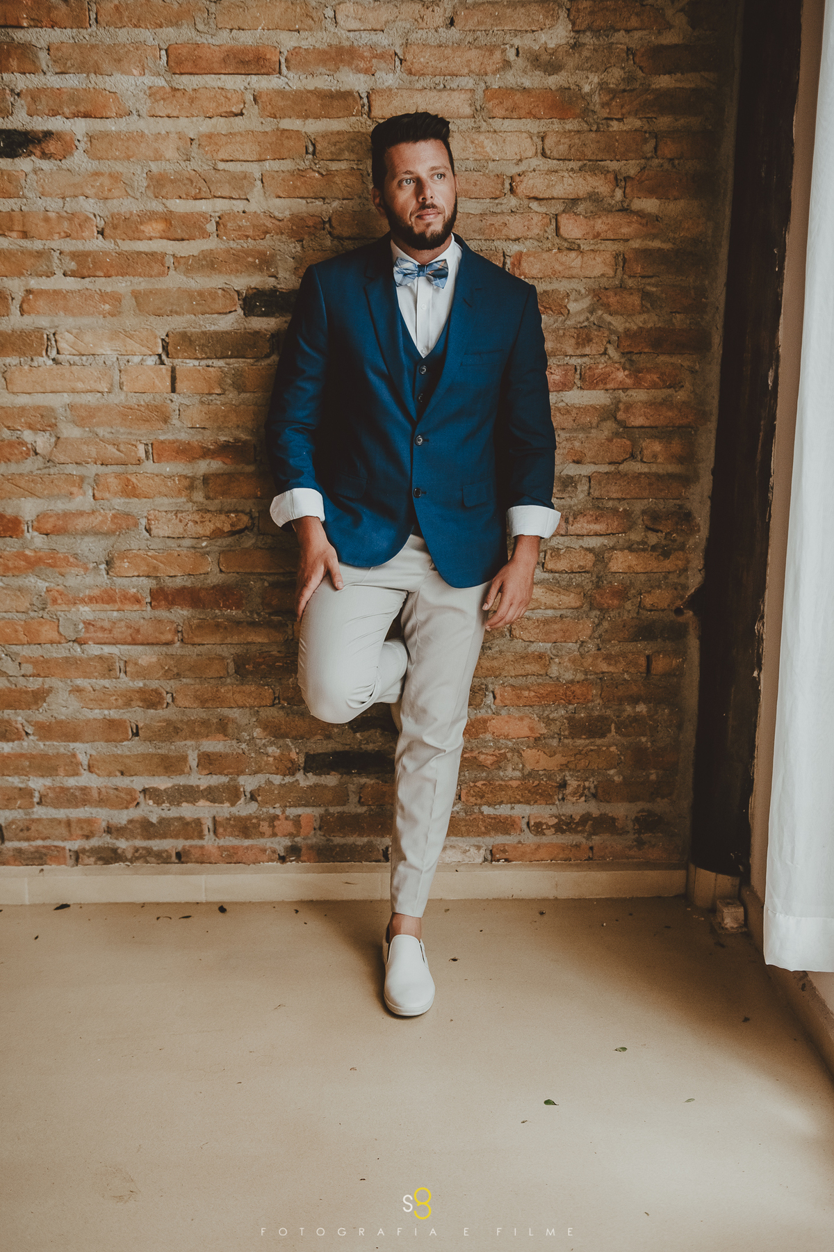 Fotografia de noivo em making of de casamento de dia no Casarão La Villa