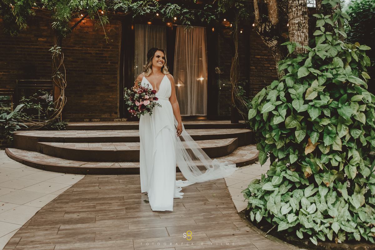 Fotografia da entrada da noiva em casamento de dia no Casarão La Villa Mogi das Cruzes