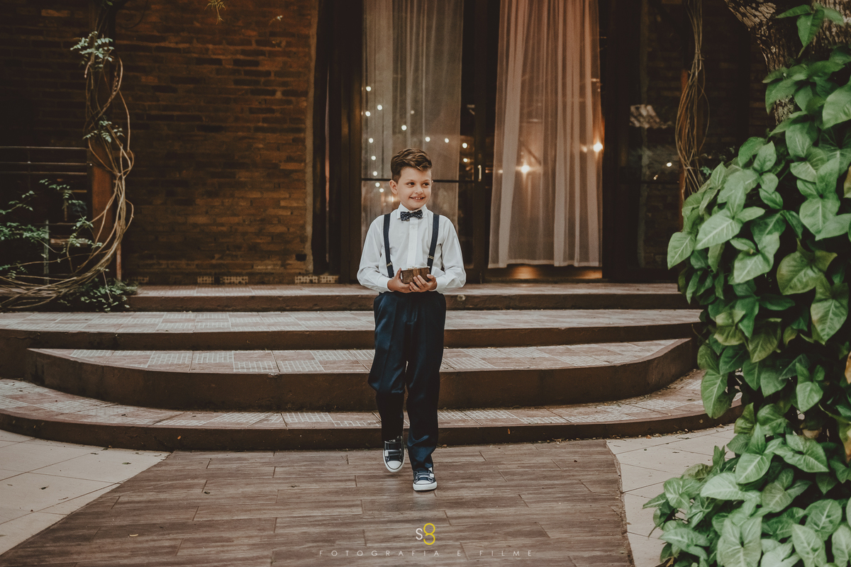 Fotografia da entrada das alianças em elopment wedding  no Casarão La Villa