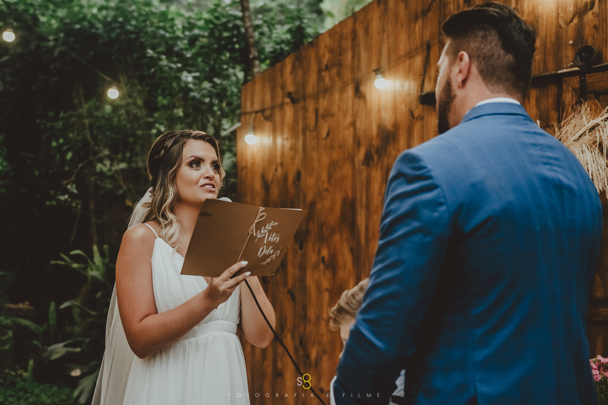 Fotografia de casamento noiva lendo os votos em elopment wedding 