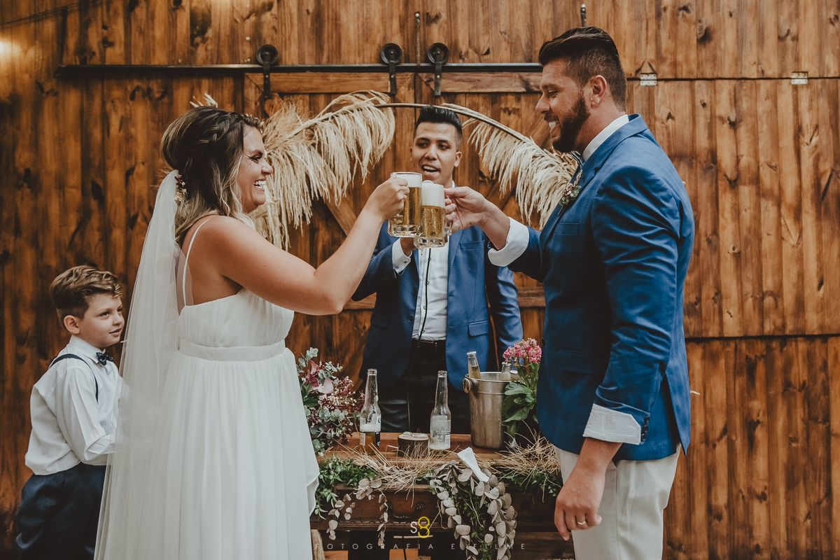 Fotografia de brinde durante a cerimônia de casamento em Mogi das Cruzes São Paulo