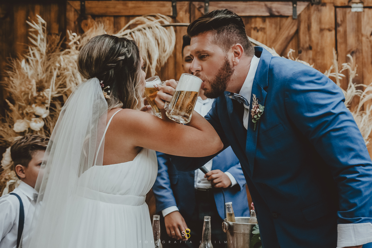 Fotografia de brinde durante o elopment wedding em Mogi das Cruzes São Paulo
