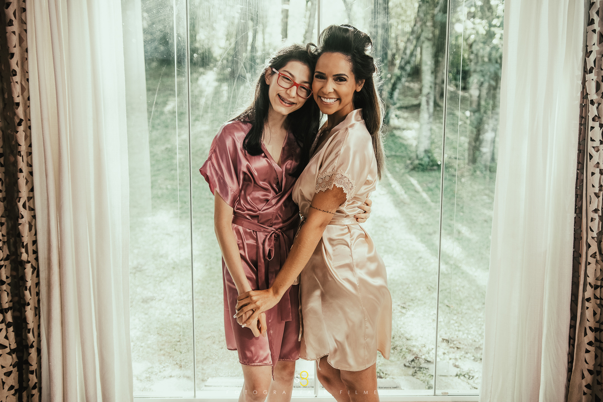 Fotografia de Noiva com dama adulta em making of de casamento no buffet callegari espaço italia