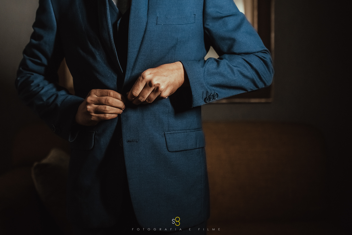 fotografia do noivo de terno azul marinho para casamento de dia