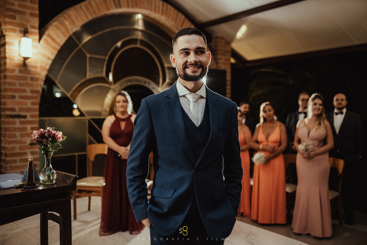 Fotografia da reação do noivo na entrada da noiva no Buffet callegari