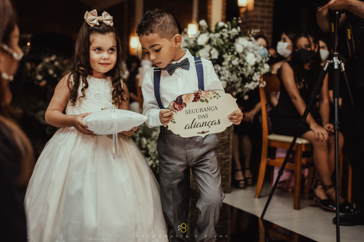 Fotografia de casamento da entrada das plaquinhas na cerimônia no Buffet Callegari