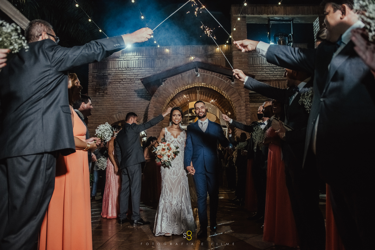 Fotografia da saída dos noivos com sparkles no espaço Itália