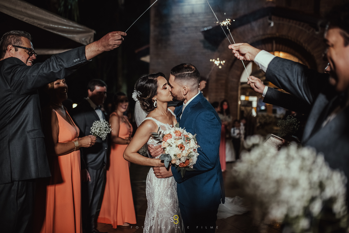 Saída dos noivos com sparkles no buffet callegaria espaço itália