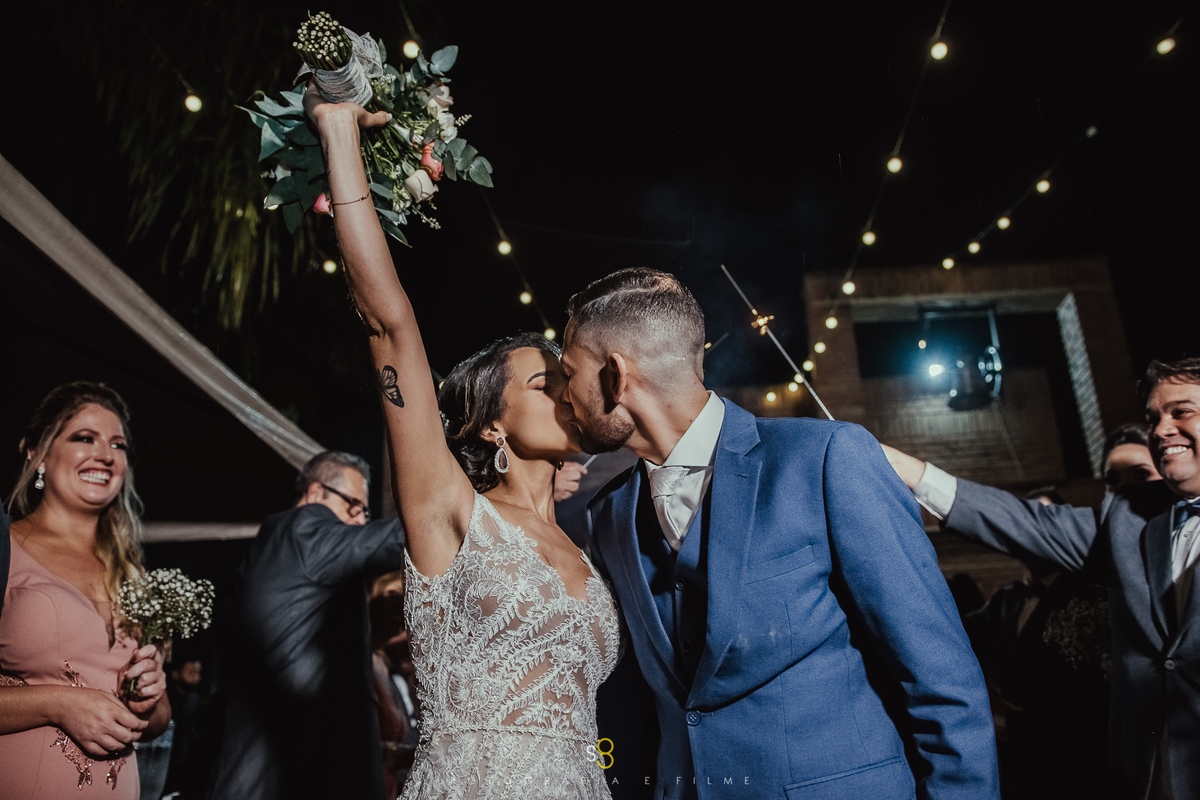 Fotografia da Saída dos noivos com luzes penduradas e sparkles em casamento no buffet callegari