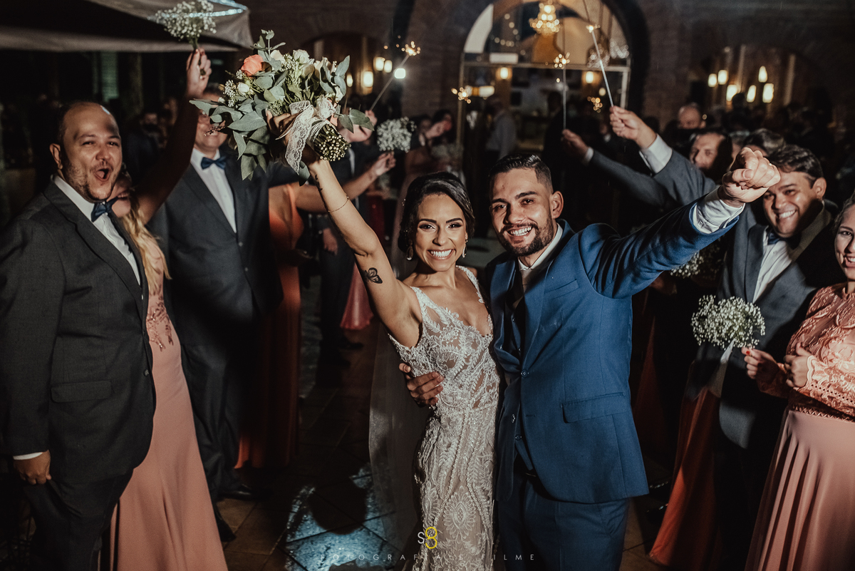 Fotografia de casamento na saída com sparkles buffet callegari espaço itália